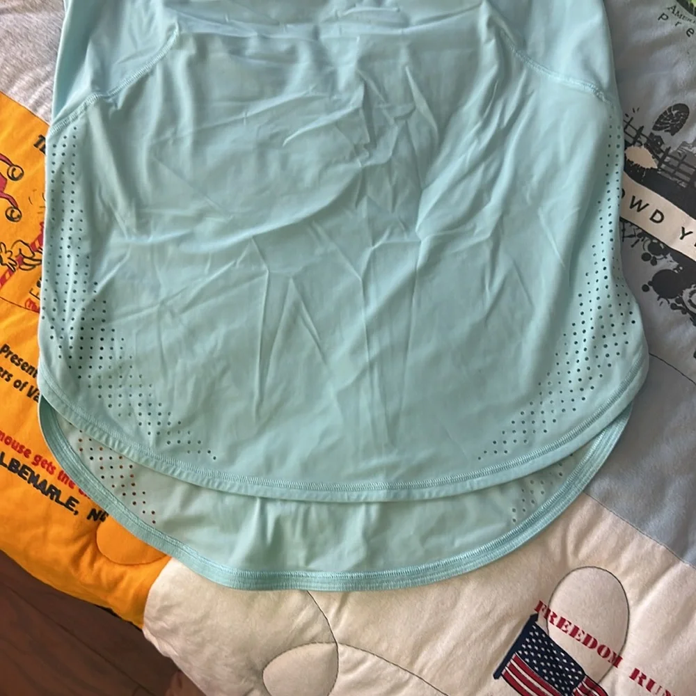 Lululemon High Neck Split Hem Run Tank in Icing Blue Sz 2! - Picture 6 of 9